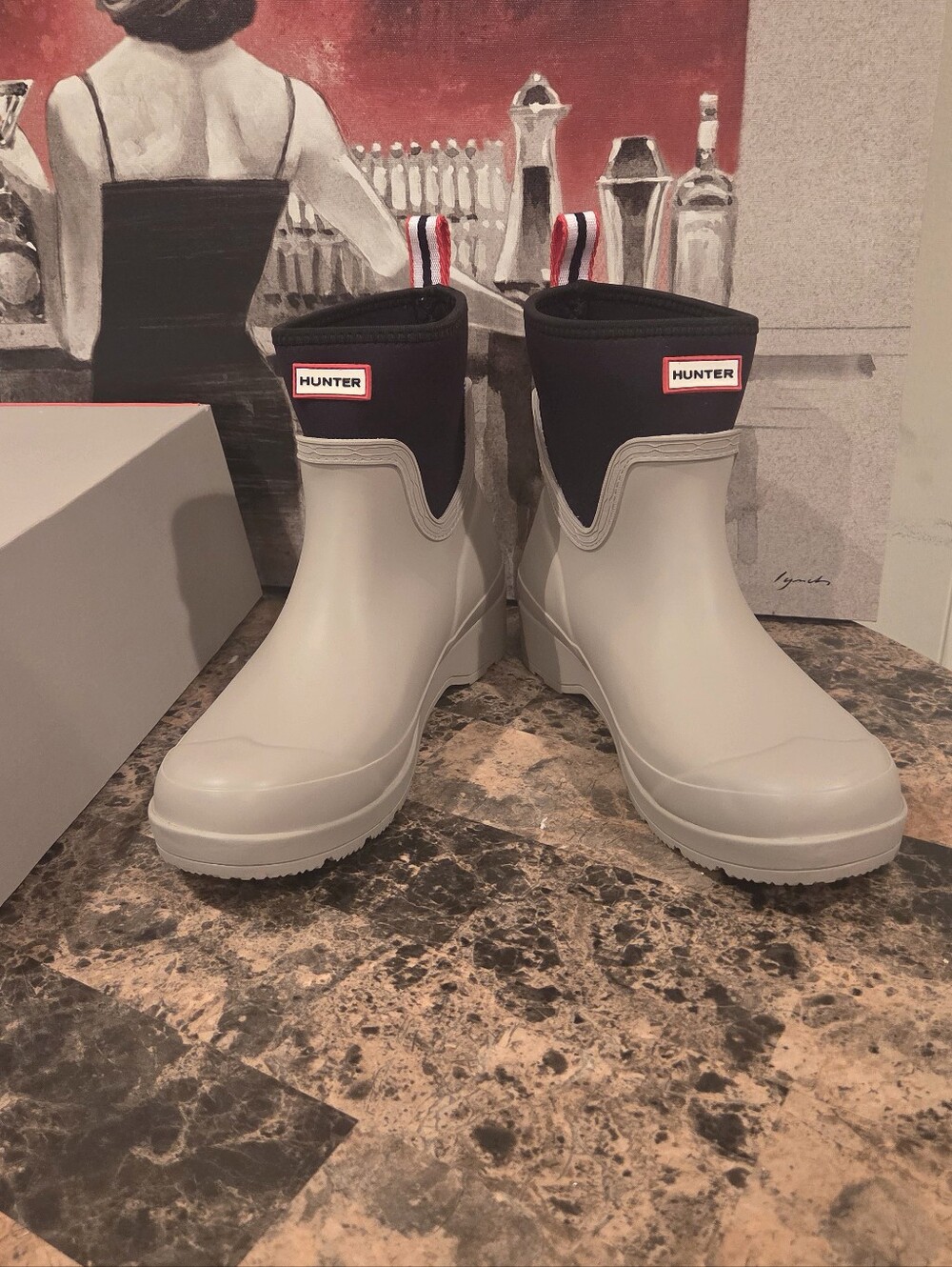 Excellent condition!! Hunter Women Play Neoprene Chelsea Boot Short Gray-Size 9